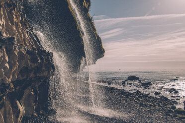 France, Seine-Maritime, Cote d'Albatre, chalk cliff, waterfall at beach - GUSF00273