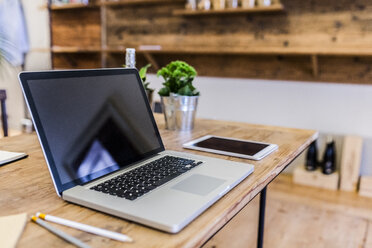 Laptop auf dem Tisch zu Hause - GIOF03593