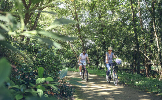 Familie fährt Fahrrad im Wald - DAPF00824