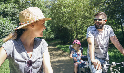 Ehepaar unterhält sich bei einer Fahrradtour mit der Familie - DAPF00826