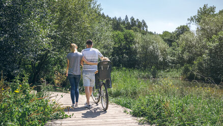 Familie mit Fahrrad auf einem Holzsteg - DAPF00834