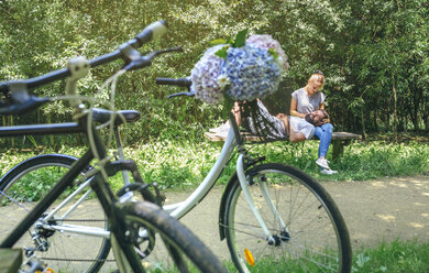 Verliebtes Paar bei einer Pause von einer Fahrradtour - DAPF00848