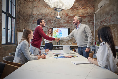 Colleagues greeting at a presentation in the office - WESTF23784