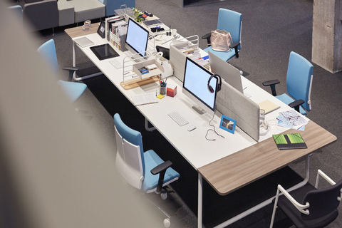 Schreibtisch in einem modernen Büro mit leeren Monitoren, lizenzfreies Stockfoto