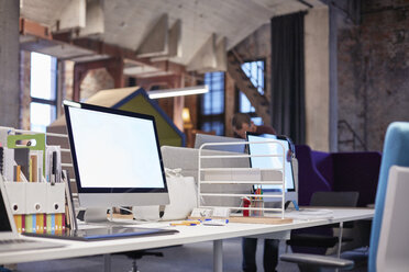 Schreibtisch in einem modernen Büro mit PCs - WESTF23809