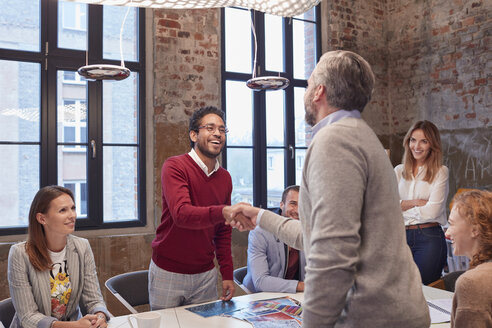 Colleagues greeting at a presentation in the office - WESTF23822