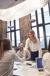 Colleagues greeting at a presentation in the office - WESTF23825