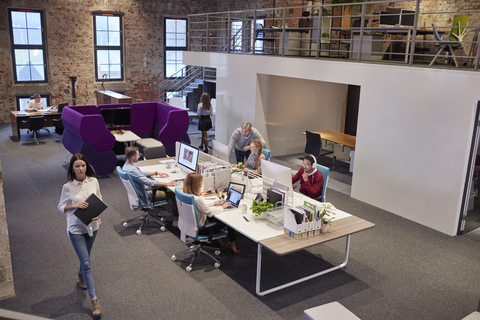 Menschen arbeiten in einem großen, modernen Büro, lizenzfreies Stockfoto