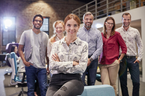 Gruppenporträt eines Teams von Kollegen, die für ein Start-up-Unternehmen arbeiten - WESTF23905