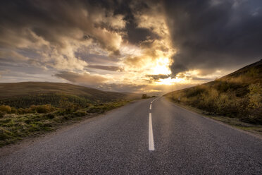 Großbritannien, Schottland, Highlands, Straße bei Sonnenuntergang - SMAF00904