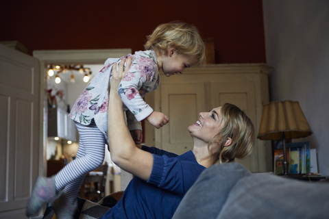 Mutter und kleine Tochter haben Spaß zusammen zu Hause, lizenzfreies Stockfoto