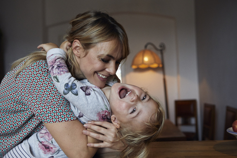 Porträt von Mutter und kleiner Tochter zu Hause, lizenzfreies Stockfoto