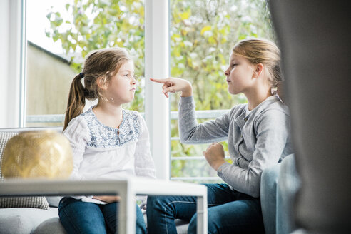 Zwei Mädchen haben einen Streit - MOEF00516