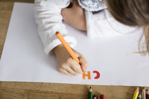 Mädchen schreibt Buchstaben auf Papier mit Buntstift - MOEF00549