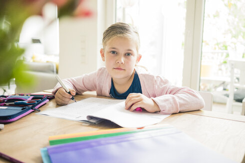 Porträt eines Mädchens, das am Tisch Hausaufgaben macht - MOEF00559