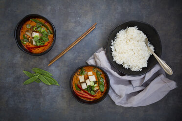 Zwei Schalen rotes Thai-Curry mit Zuckerschoten, Karotten, Paprika, Frühlingszwiebeln und geräuchertem Tofu - LVF06528