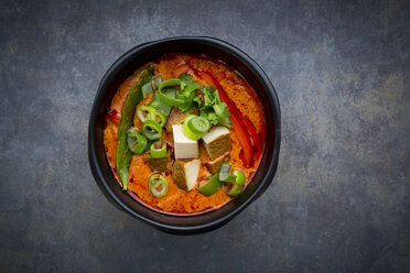 Schüssel mit rotem Thai-Curry mit Zuckerschoten, Karotten, Paprika, Frühlingszwiebeln und geräuchertem Tofu - LVF06529