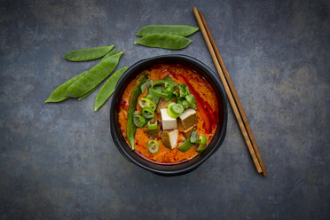 Schüssel mit rotem Thai-Curry mit Zuckerschoten, Karotten, Paprika, Frühlingszwiebeln und geräuchertem Tofu - LVF06530