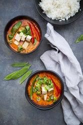 Zwei Schalen rotes Thai-Curry mit Zuckerschoten, Karotten, Paprika, Frühlingszwiebeln und geräuchertem Tofu - LVF06532