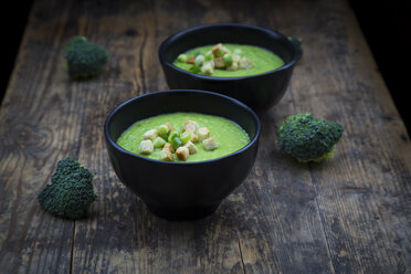 Broccoli soup in bowl, croutons - LVF06539