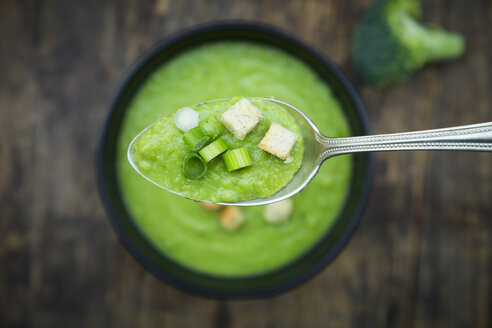 Broccoli soup in bowl, spoon with leek and croutons - LVF06542