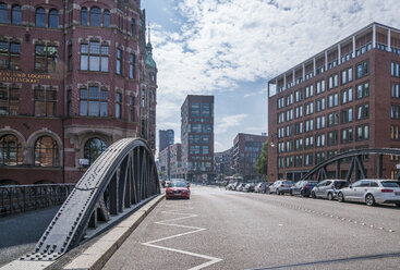 Deutschland, Hamburg, Speicherstadt, Gebäude der Hamburger Hafen und Logistik AG links - PVCF01241