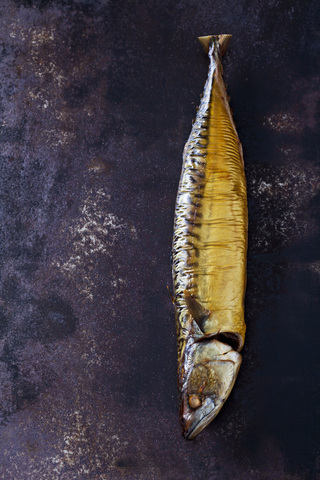 Geräucherte Makrele auf rostigem Boden, lizenzfreies Stockfoto