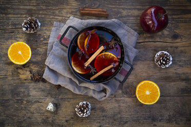 Cooking pot of mulled wine with orange slices, cinnamon sticks, star anise and cloves at Christmas time - LVF06545