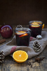 Zwei Gläser Glühwein mit Orangenspalten zur Weihnachtszeit - LVF06547