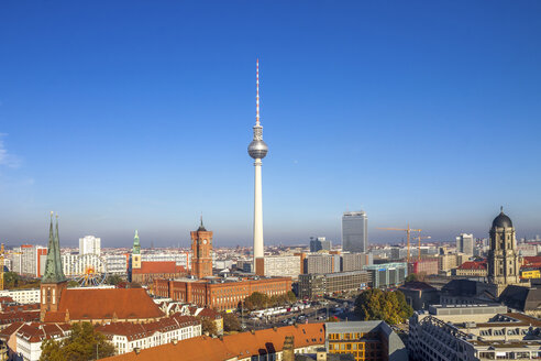 Deutschland, Berlin, Berlin-Mitte, Berliner Fernsehturm und Rotes Rathaus - PUF00988