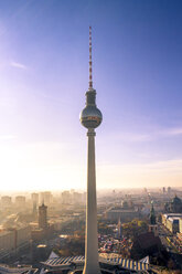 Deutschland, Berlin, Berlin-Mitte, Berliner Fernsehturm am Morgen - PUF00989