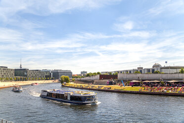 Germany, Berlin, Berlin-Mitte, Government district, Kapelle-Ufer, excursion boats on Spree river - PUF00994