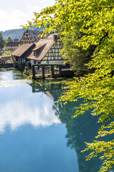 Deutschland, Baden-Württemberg, Blaubeuren, Blautopf, Hammerwerk und Blau - PUF00998