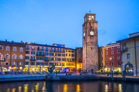 Italien, Lombardei, Gardasee, Riva del Garda, Torre Apponale, Blaue Stunde, lizenzfreies Stockfoto