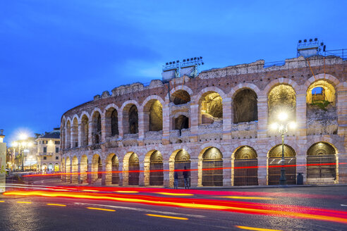 Italien, Venetien, Verona, Altstadt, Amphitheater, Lichtspuren, Blaue Stunde - PUF01010