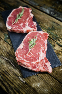 Rohe Beefsteaks mit Rosmarin - GIOF03684