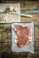 Row beefsteak with herbs and garlic - GIOF03697