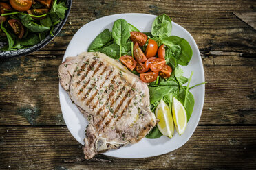 Gebratenes Beefsteak mit Rosmarin, Spinatsalat mit Tomate, Zitrone - GIOF03702