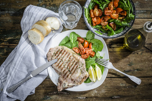 Gebratenes Beefsteak mit Rosmarin, Spinatsalat mit Tomate, Zitrone - GIOF03705