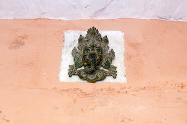 Indien, Rajasthan, Alwar, Heritage Hotel Ram Bihari Palace, Ornamente an der Fassade - NDF00713