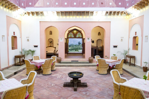 Indien, Rajasthan, Alwar, Heritage Hotel Ram Bihari Palace, Innenhof - NDF00720