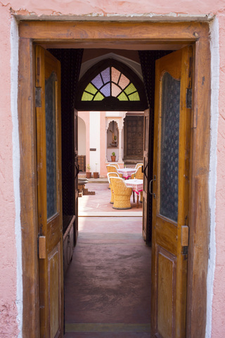 India, Rajasthan, Alwar, Heritage Hotel Ram Bihari Palace, courtyard stock photo