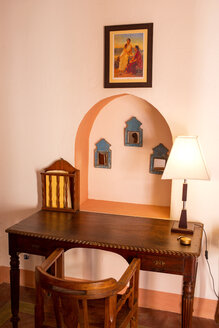 Indien, Rajasthan, Alwar, Heritage Hotel Ram Bihari Palace, alte Holzmöbel - NDF00723
