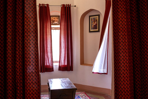 Indien, Rajasthan, Alwar, Heritage Hotel Ram Bihari Palace, Vorhänge, Fenster, lizenzfreies Stockfoto