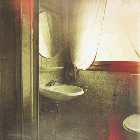 badezimmer im Vintage-Stil mit Fenster in Wohnhaus, Waschraum, Dusche, Toilette, lizenzfreies Stockfoto