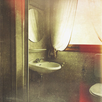 badezimmer im Vintage-Stil mit Fenster in Wohnhaus, Waschraum, Dusche, Toilette - GWF05363