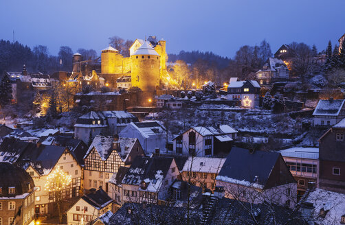 Deutschland, Nordrhein-Westfalen, Monschau, Burg Monschau im Winter - GWF05369