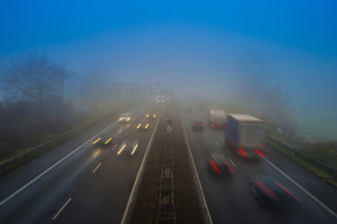 Autobahn A 46, Verkehr im Morgennebel - FRF00618