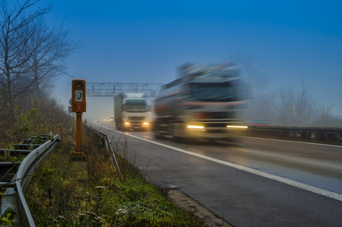 Autobahn A 46, Lastwagen im Morgennebel, lizenzfreies Stockfoto