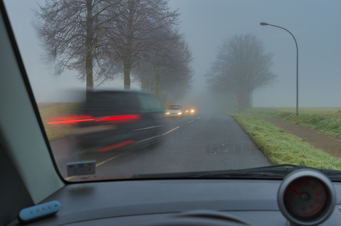 Unfallgefahr, Überholung bei Nebel, lizenzfreies Stockfoto